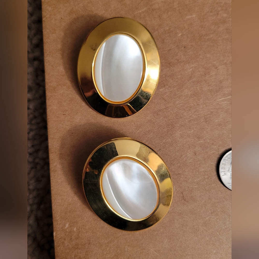 Vintage Round Metallic Stud Earrings in Gold and White